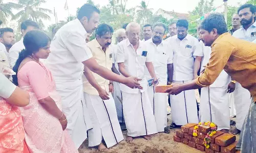 2 பள்ளி வகுப்பறை கட்டிடம் கட்ட அடிக்கல் நாட்டு விழா