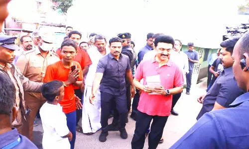 முதல்-அமைச்சரிடம் மனு கொடுக்க காத்திருந்த பொதுமக்கள்