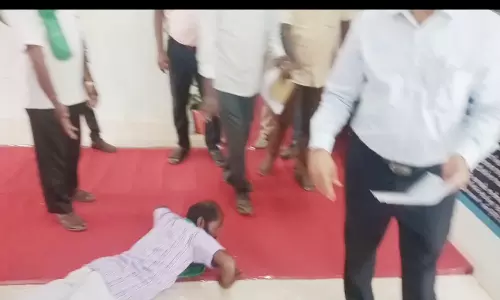 ஆரணியில் ஆய்வுக்கு வந்த அதிகாரி காலில் விழுந்து கதறி அழுத விவசாயி