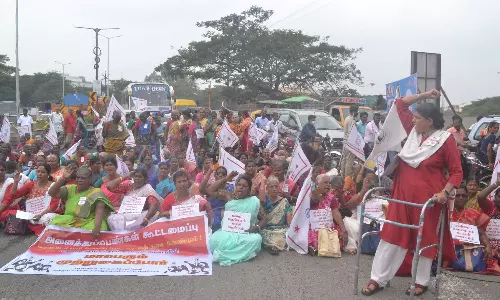 ரேஷன்கடைகளை திறக்கக்கோரி பெண்கள் கூட்டமைப்பு மறியல்- போலீசாருடன் தள்ளுமுள்ளு