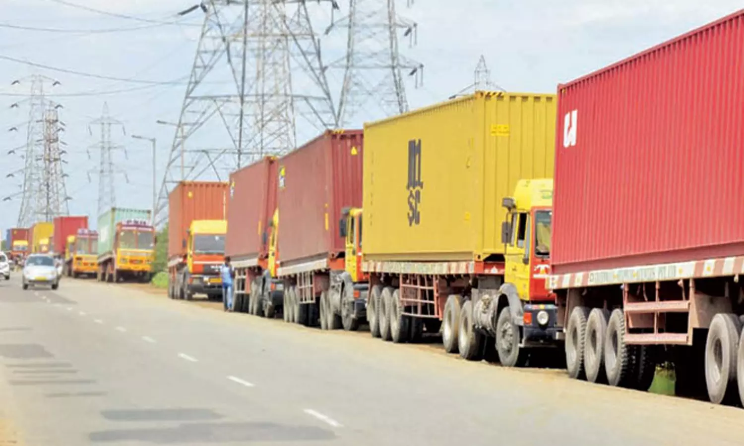 எண்ணூர் விரைவு சாலையில் லாரியில் இருந்து கொட்டிய ஆயிலால் வழுக்கி விழுந்த வாகன ஓட்டிகள் எண்ணூர் விரைவு சாலையில் லாரியில் இருந்து கொட்டிய ஆயிலால் வழுக்கி விழுந்த வாகன ஓட்டிகள்
