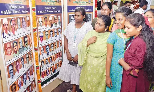 சுதந்திர போராட்ட வீரா்கள் புகைப்பட கண்காட்சி - ஆர்வமுடன் பார்வையிடும் மாணவர்கள்-பொதுமக்கள்