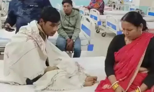 12-ம் வகுப்பு தேர்வு எழுத சென்ற மையத்தில் 500 மாணவிகளுக்கு மத்தியில் தனியாக தவித்த ஒரே ஒரு மாணவன்