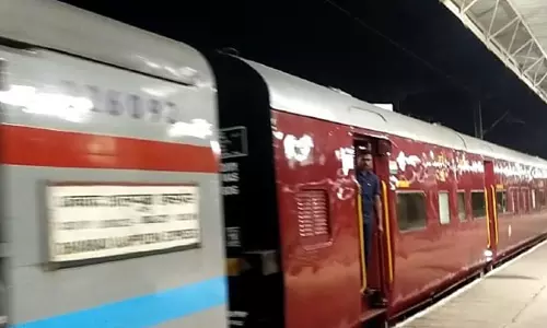 வடமாநில பெண் அபாய சங்கிலியை பிடித்து இழுத்ததால் முதலமைச்சர் மு.க.ஸ்டாலின் சென்ற ரெயில் நடுவழியில் திடீர் நிறுத்தம்