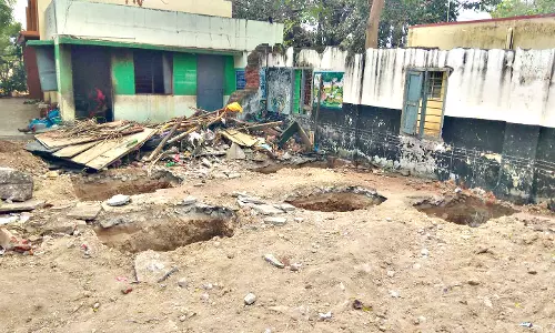 நடுநிலைப்பள்ளியில் வகுப்பறை இடத்தில் கழிப்பறை கட்ட எதிர்ப்பு
