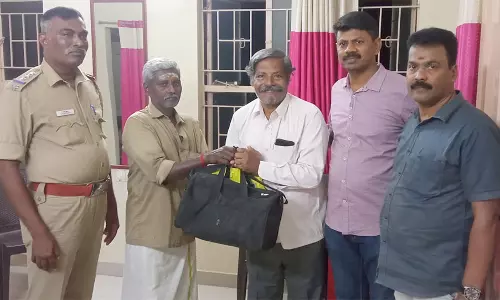 பெண் பயணி தவறவிட்ட பணத்தை ஒப்படைத்த ஆட்டோ டிரைவர்