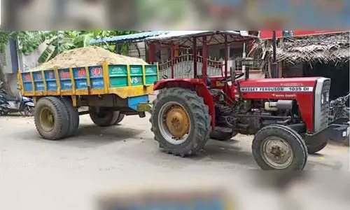 அனுமதியின்றி மணல் ஏற்றி வந்த டிரைவர் கைது; டிராக்டர் பறிமுதல்