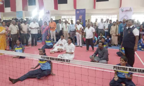 மாற்றுத்திறனாளிகளுக்கான பாரா வாலிபால் போட்டி: அமைச்சர் தொடங்கி வைத்து தரையில் அமர்ந்து விளையாடினார்
