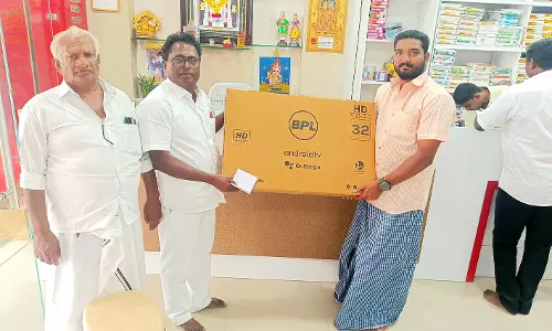 தருமபுரி டெக்ஸ்டைல்ஸ் நிறுவனத்தில்வாடிக்கையாளர்களுக்கு பரிசு
