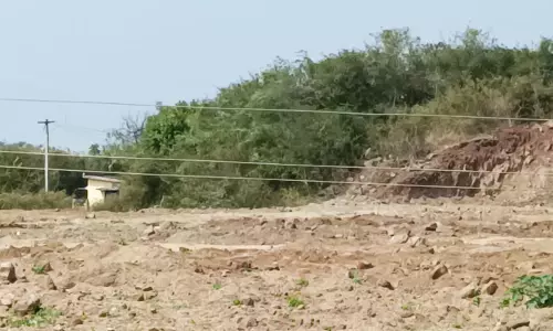 உயிர் பலி வாங்க காத்திருக்கும்மின்சார கம்பிகள்