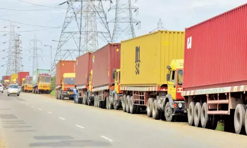 எண்ணூர் விரைவு சாலையில் லாரியில் இருந்து கொட்டிய ஆயிலால் வழுக்கி விழுந்த வாகன ஓட்டிகள்