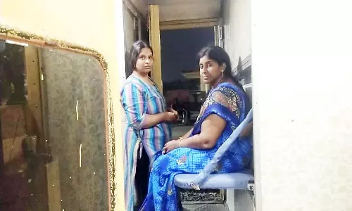 அரக்கோணத்தில் நிறுத்தப்பட்டு தாமதமாக புறப்பட்ட ரெயில்