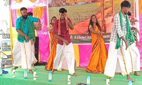 கலை நிகழ்ச்சி நடத்தி விவசாயிகளிடம் விழிப்புணர்வு