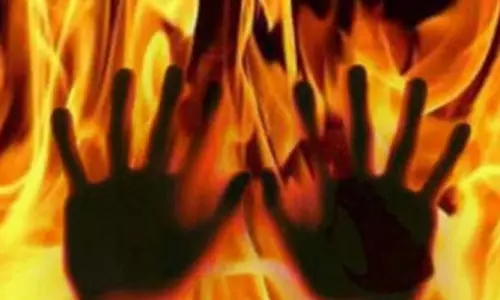 தீப்பிடித்து 2-ம் வகுப்பு மாணவி உடல்கருகி பலி