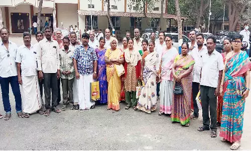 இழுப்பீடு தொகையை உயர்த்தி கேட்டு அதிகாரிகளிடம் வாக்குவாதம்