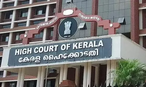 கேரளாவில் லஞ்சம் வாங்கியதாக வக்கீல் மீது வழக்கு- ஐகோர்ட்டு பதிவாளர் நோட்டீசை தொடர்ந்து நடவடிக்கை