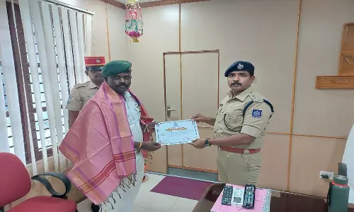 சாலையில் கிடந்த ரூ.75 ஆயிரம் மதிப்பிலான நகையை மீட்டு உரியவரிடம் ஒப்படைத்த ஊர்க்காவல் படை வீரர்