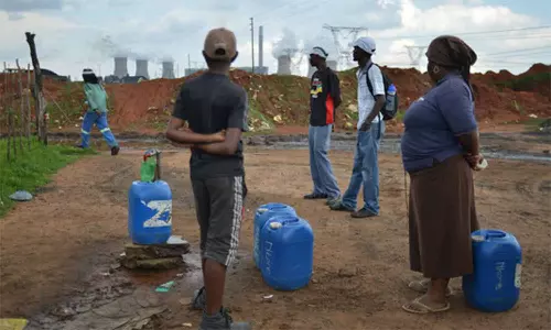 தென் ஆப்பிரிக்காவில் கடும் தண்ணீர் தட்டுப்பாடு... குளிக்காமலே பள்ளிக்கு செல்லும் குழந்தைகள்