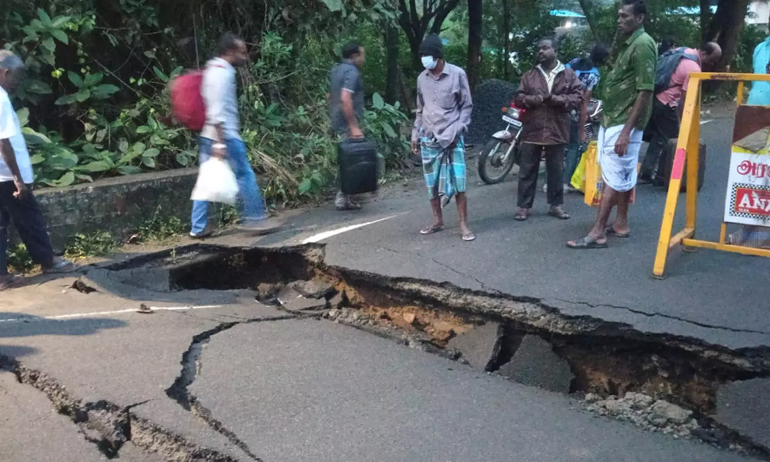 காரைக்காலில் சாலையில் பாலம் இடிந்து விழுந்ததால் போக்குவரத்து பாதிப்பு |  Road bridge collapse in Karaikal causing traffic damage