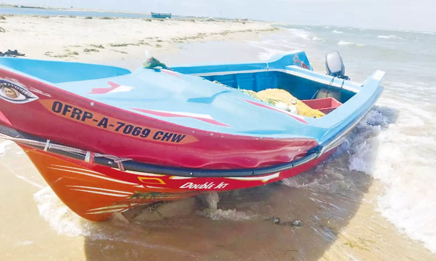 தனுஷ்கோடியில் கரை ஒதுங்கிய இலங்கை படகு- தங்கக்கட்டிகள் கடத்தி வந்தார்களா? தனுஷ்கோடியில் கரை ஒதுங்கிய இலங்கை படகு- தங்கக்கட்டிகள் கடத்தி வந்தார்களா?