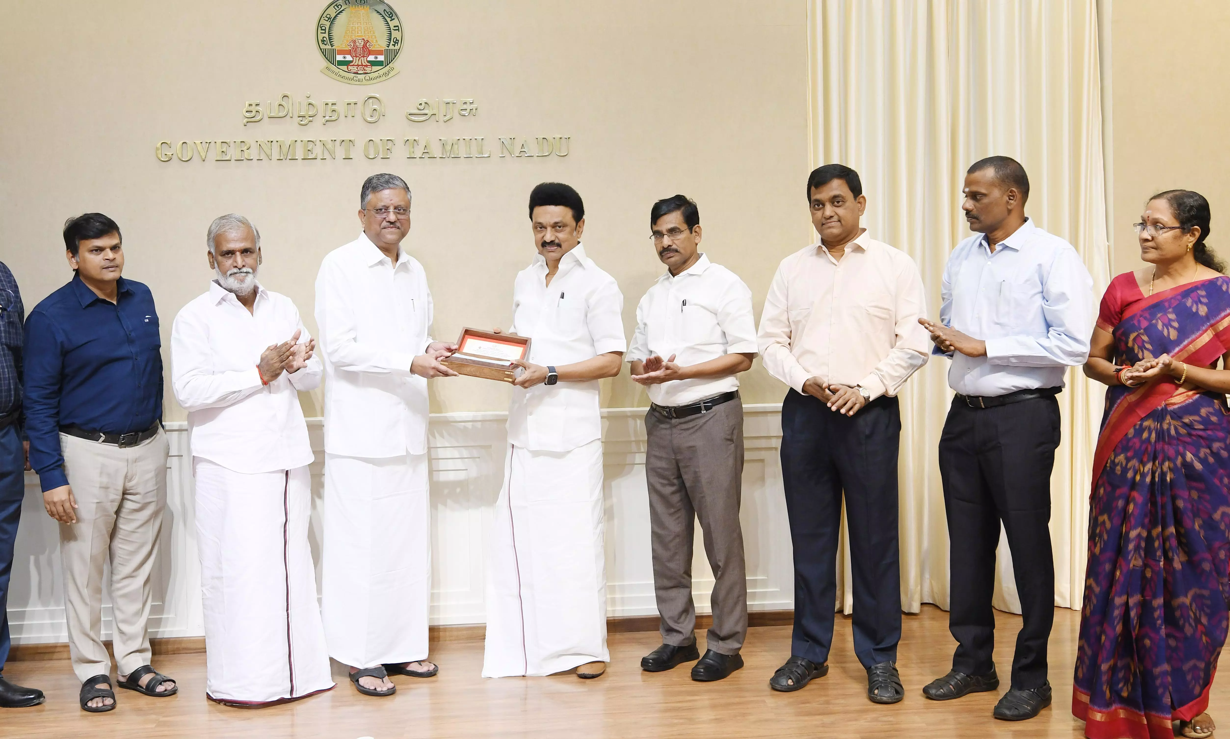 தஞ்சாவூர் அரண்மனை தேவஸ்தானத்தின் 88 கோவில்களை பராமரிக்க ரூ.3 கோடி: முதலமைச்சர் மு.க.ஸ்டாலின் வழங்கினார் தஞ்சாவூர் அரண்மனை தேவஸ்தானத்தின் 88 கோவில்களை பராமரிக்க ரூ.3 கோடி: முதலமைச்சர் மு.க.ஸ்டாலின் வழங்கினார்