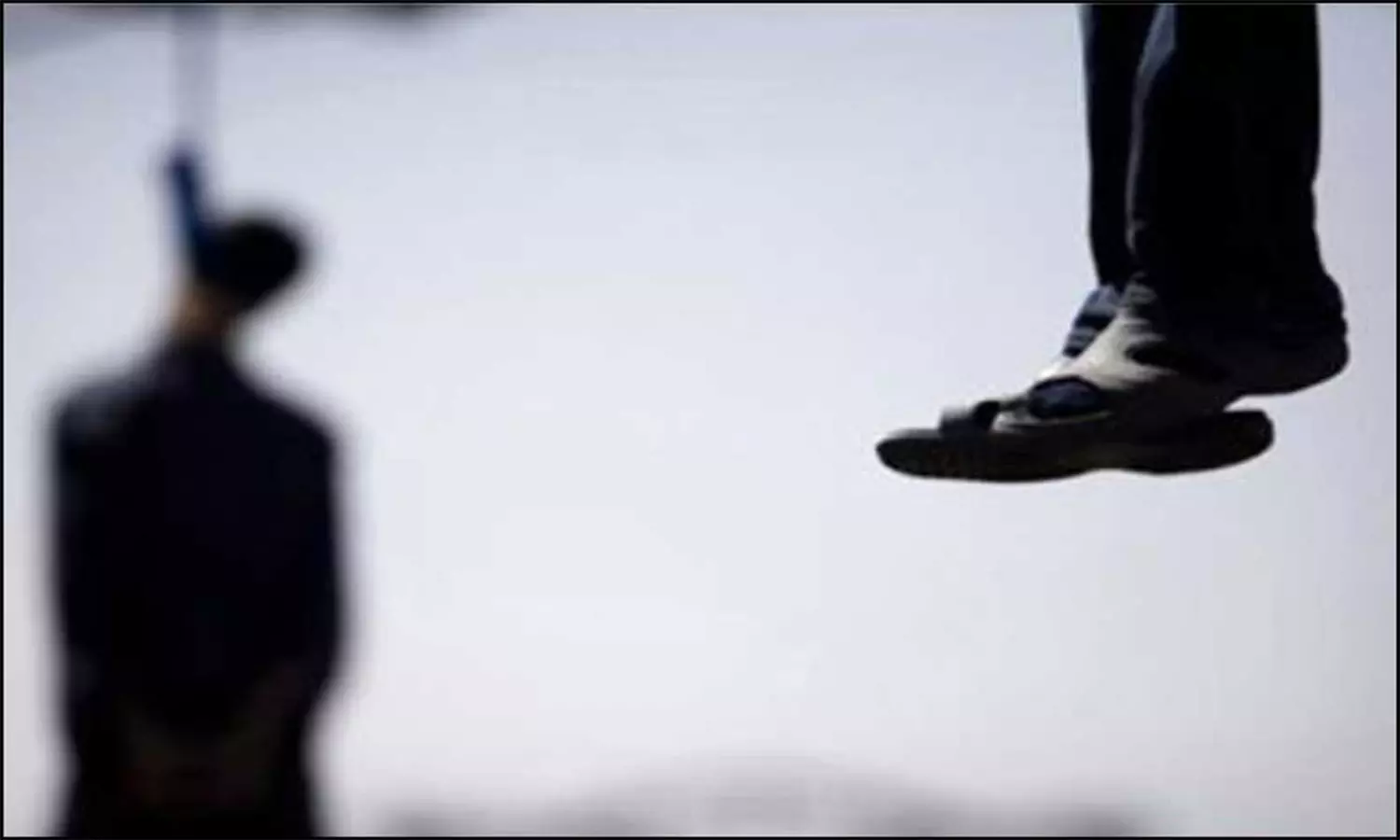 கிராம நிர்வாக அதிகாரி கழுத்தை அறுத்து தற்கொலை முயற்சி கிராம நிர்வாக அதிகாரி கழுத்தை அறுத்து தற்கொலை முயற்சி