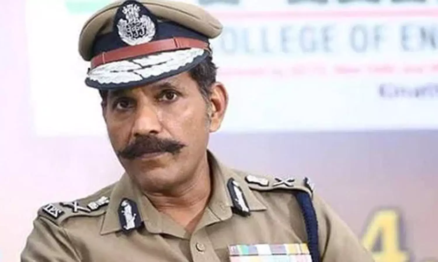 காவல்துறை சார்பில் ஓய்வு பெற்ற போலீசாருக்கு இறுதி மரியாதை- டி.ஜி.பி. சைலேந்திரபாபு உத்தரவு காவல்துறை சார்பில் ஓய்வு பெற்ற போலீசாருக்கு இறுதி மரியாதை- டி.ஜி.பி. சைலேந்திரபாபு உத்தரவு