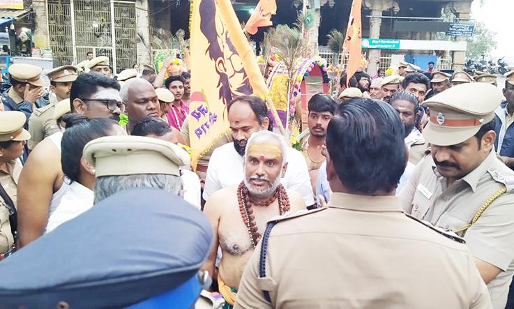 ஸ்ரீரங்கம் அம்மா மண்டபம் முன்பு விசுவ இந்து பரிசத் அமைப்பினர் சாலை மறியல்-போலீசாருடன் வாக்குவாதம் ஸ்ரீரங்கம் அம்மா மண்டபம் முன்பு விசுவ இந்து பரிசத் அமைப்பினர் சாலை மறியல்-போலீசாருடன் வாக்குவாதம்