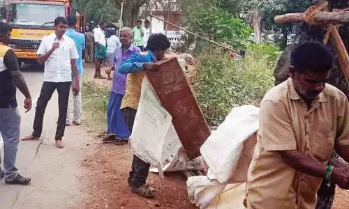 காங்கயத்தில் சாலையோர ஆக்கிரமிப்புகள் அகற்றம்