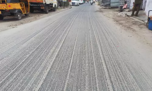 பனப்பாளையம் சாலையில் விபத்தில் சிக்கும் வாகன ஓட்டிகள்