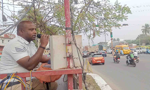 பல்லடத்தில் ஒலிபெருக்கி மூலம் போக்குவரத்து நெருக்கடியை சீர் செய்யும் போலீசார்