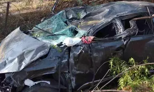 பள்ளத்தில் கார் பாய்ந்து விபத்து