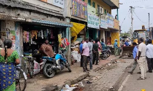 மதுராந்தகத்தில் நடைபாதை ஆக்கிரமிப்பு கடைகள் அகற்றம்
