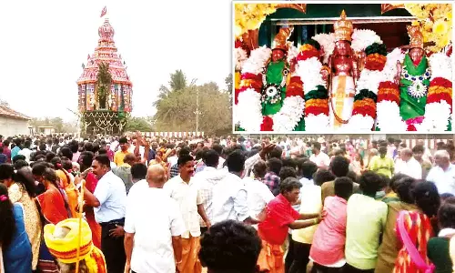 மொண்டிபாளையம் வெங்கடேச பெருமாள் கோவில் தேரோட்டம் - திரளான பக்தர்கள் வடம் பிடித்து இழுத்தனர்