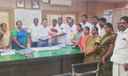 குடிநீர் திட்டம்-பாதாள சாக்கடைக்காக தோண்டப்பட்ட சாலைகளை சீர் செய்ய வேண்டும் - கமிஷனரிடம் அ.தி.மு.க., கவுன்சிலர்கள் கோரிக்கை