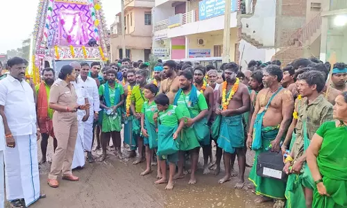 பாவூர்சத்திரம் பகுதியில் இருந்து பாதயாத்திரை செல்லும் பக்தர்களுக்கு ஒளிரும் ஸ்டிக்கர்கள் - வணிகர்கள் சங்கம் சார்பில் வழங்கப்பட்டன