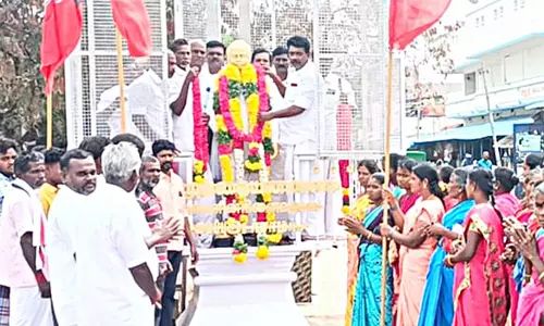 அண்ணா சிலைக்கு அ.தி.மு.க. ஓ.பி.எஸ். அணி மரியாதை
