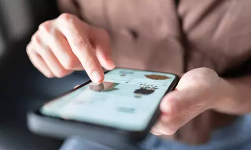 ஈரோடு ஜவுளி சந்தையில் வியாபாரம் மந்தம்- வெளி மாநில வியாபாரிகள் ஆன்லைன் மூலம் ஆர்டர்