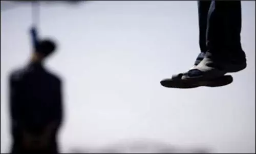 கிராம நிர்வாக அதிகாரி கழுத்தை அறுத்து தற்கொலை முயற்சி