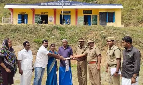 ஊட்டியில் வனத்துறை சாா்பில் நிவாரணத் தொகை வழங்கல்