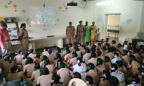 அரசு பள்ளியில் குறும்படம் திரையிட்டு விழிப்புணர்வு ஏற்படுத்திய போலீசார்