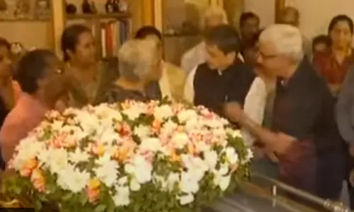 பிரபல பின்னணி பாடகி வாணி ஜெயராம் உடலுக்கு அஞ்சலி செலுத்திய கவர்னர் ஆர்.என். ரவி