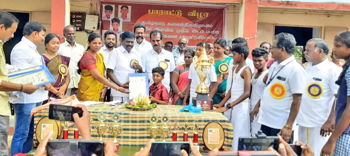நெட்டூர் அரசு மேல்நிலைப் பள்ளி மாணவர்களுக்கு பாராட்டு விழா