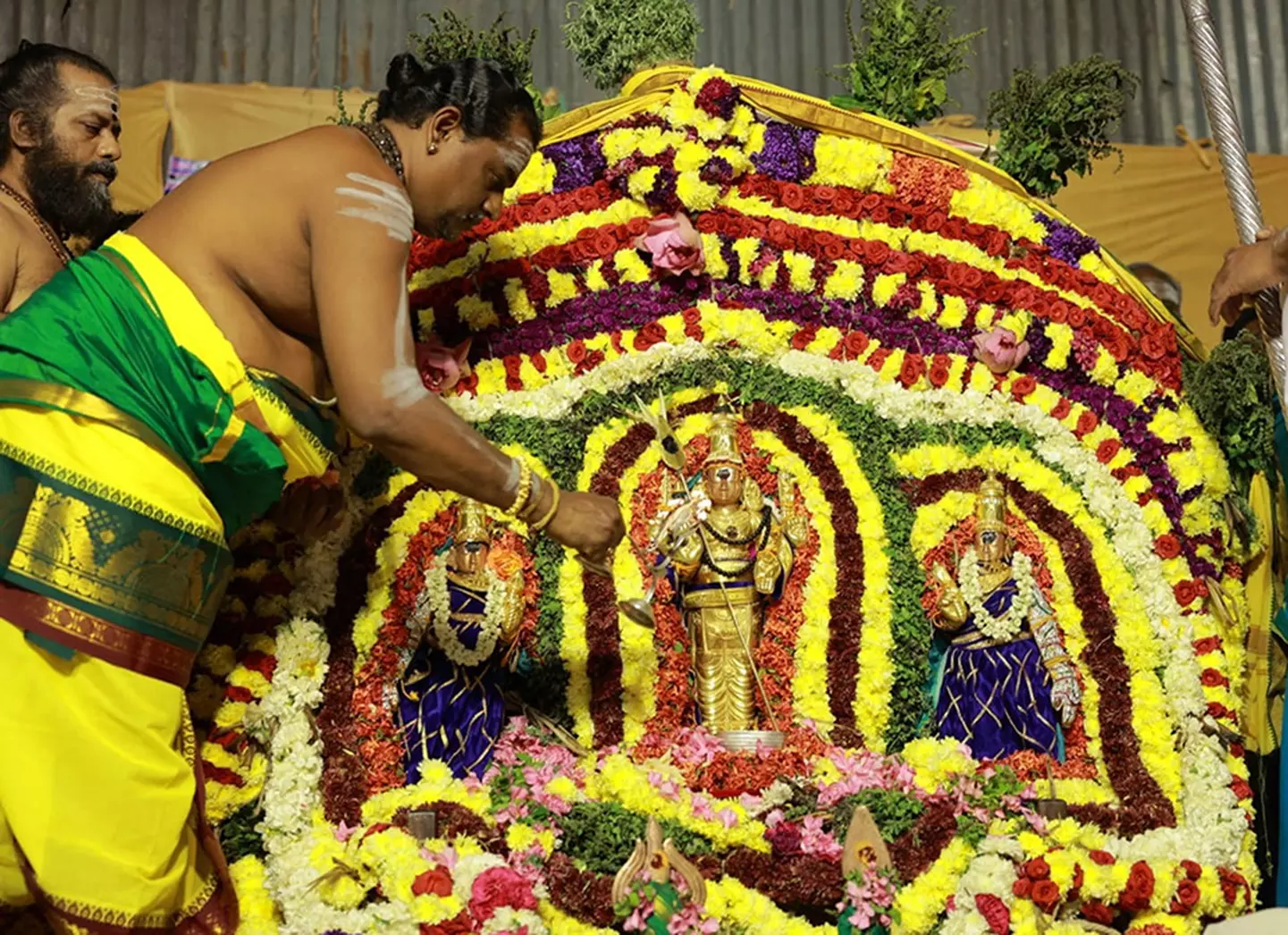 முருகன் கோவில்களுக்கு காவடி எடுத்து வந்த பக்தர்கள்