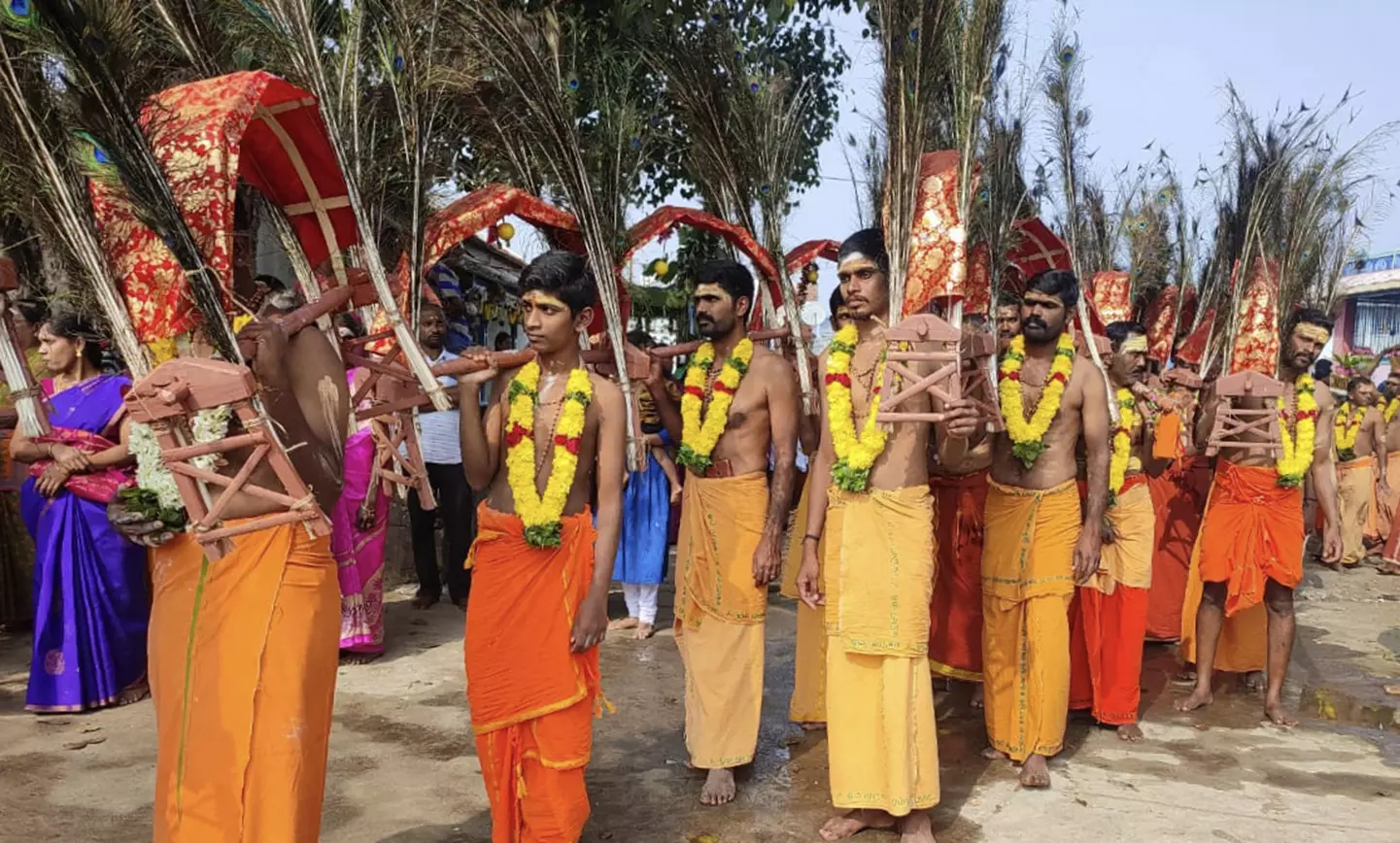 முருகன் கோவில்களுக்கு காவடி எடுத்து வந்த பக்தர்கள்