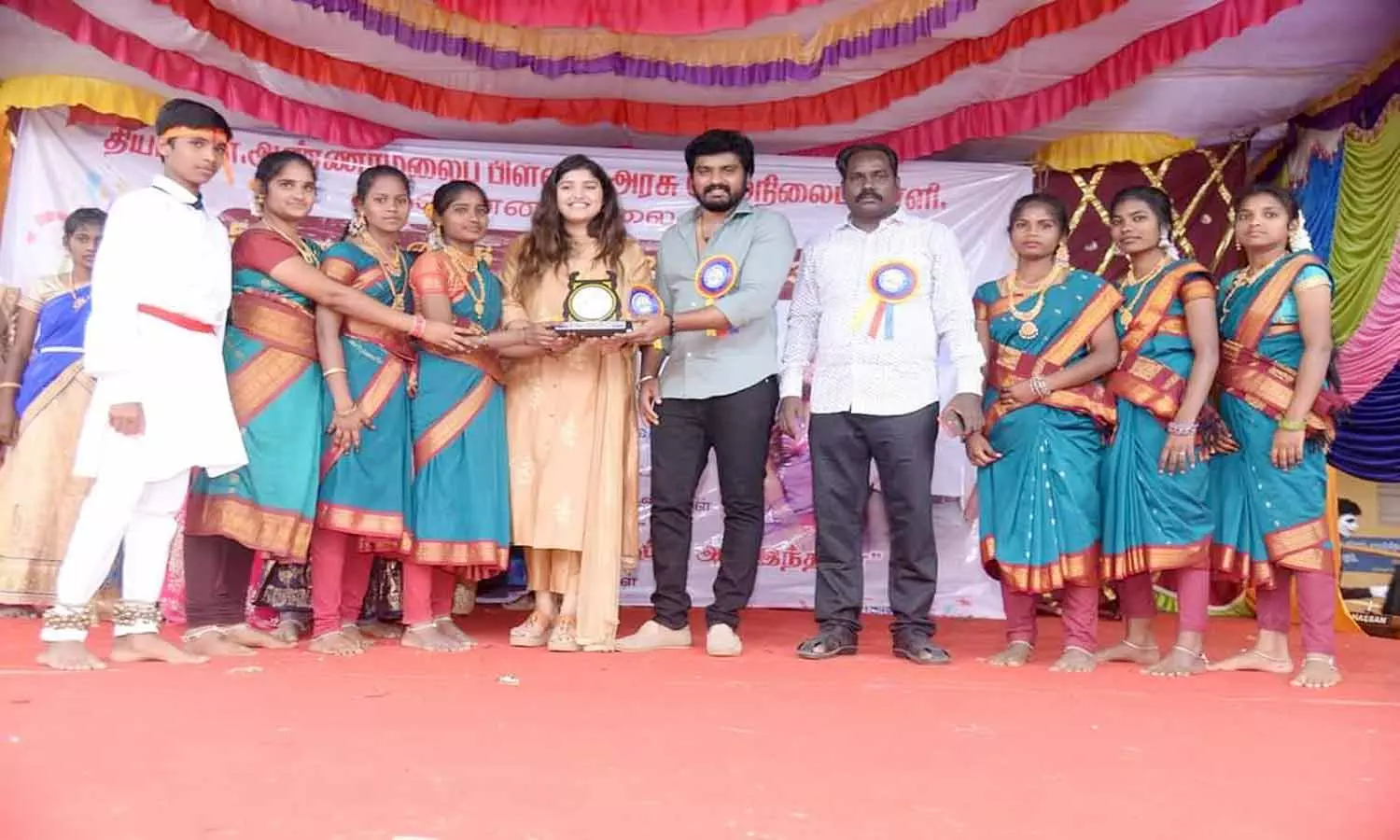 திருவண்ணாமலையில் அரசு பள்ளி விழாவில் அசத்திய டி.வி. நடிகர், நடிகை திருவண்ணாமலையில் அரசு பள்ளி விழாவில் அசத்திய டி.வி. நடிகர், நடிகை