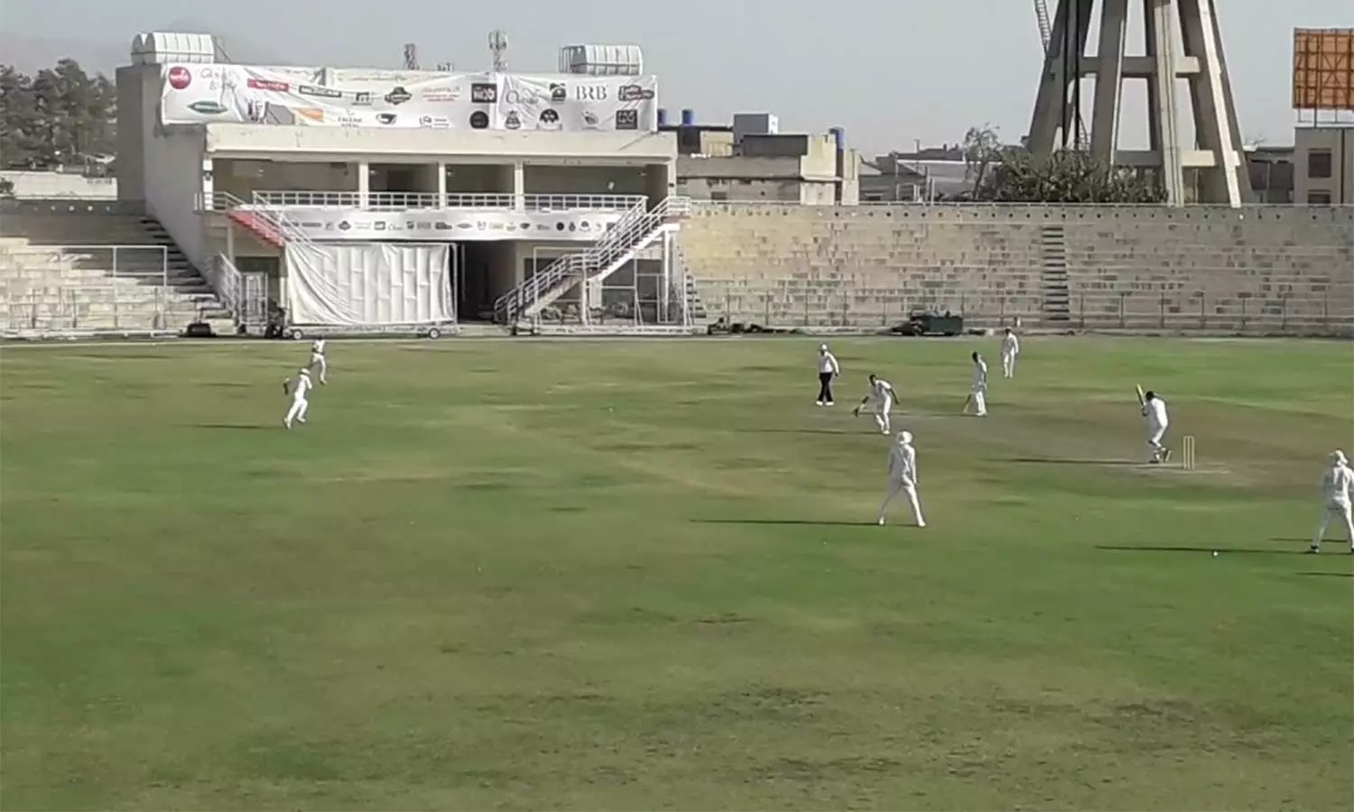பாகிஸ்தானில் கிரிக்கெட் ஸ்டேடியம் அருகே குண்டுவெடிப்பு... போட்டி சிறிது நேரம் நிறுத்தம்