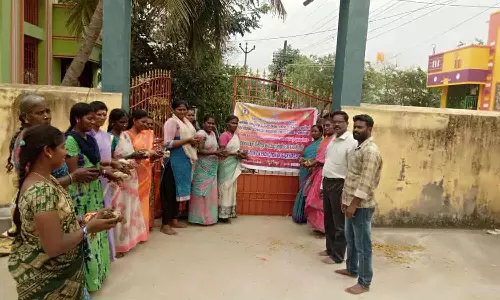 பயனாளிகளுக்கு கோழி குஞ்சுகள்