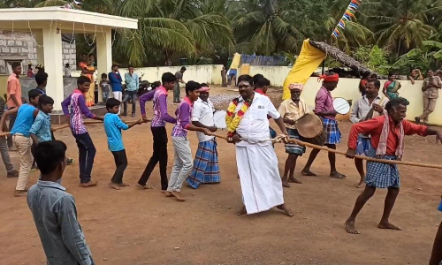 எருது விடும் விழாவுக்கு தடை: ஊர் தலைவரை கட்டி இழுத்து விழா கொண்டாடிய கிராம மக்கள்