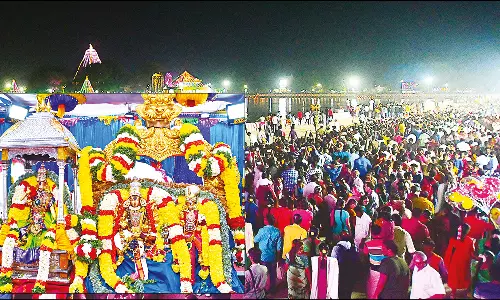 பகலிலும், பவுர்ணமி ஒளியிலும் கோலாகலமாக நடந்த மீனாட்சி-சுந்தரேசுவரர் தெப்ப உற்சவம்